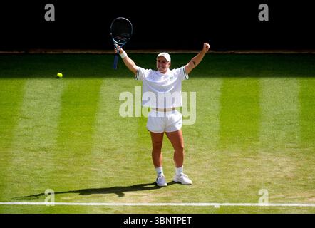 Sonay Kartal feiert den Sieg über Diane Parry am fünften Tag der Wimbledon Championships 2025 im All England Lawn Tennis and Croquet Club in London. Bilddatum: Freitag, 4. Juli 2025. Stockfoto