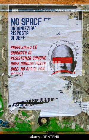 02 giugne 2025 Venedig Italien: Zerrissene und schichtende politische Plakate auf einer grungigen Stadtmauer. Der Satz „kein Platz für Bezos“ ist teilweise sichtbar, accompani Stockfoto