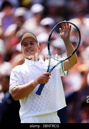 Sonay Kartal feiert den Sieg über Diane Parry am fünften Tag der Wimbledon Championships 2025 im All England Lawn Tennis and Croquet Club in London. Bilddatum: Freitag, 4. Juli 2025. Stockfoto