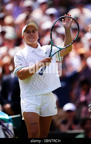 Sonay Kartal feiert den Sieg über Diane Parry am fünften Tag der Wimbledon Championships 2025 im All England Lawn Tennis and Croquet Club in London. Bilddatum: Freitag, 4. Juli 2025. Stockfoto