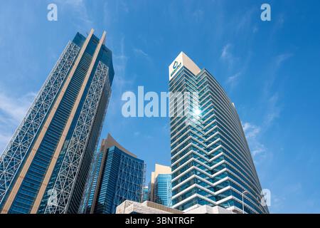 Blick auf den Erdölbezirk Qatar, der als Komplex aus 10 hochmodernen Hochhäusern mit Hauptsitz von Qatar Energy gestaltet wurde Stockfoto