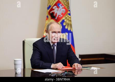 Moskau, Russland. Juli 2025. Russlands Präsident Wladimir Putin leitet am Freitag, den 4. Juli 2025, eine Sitzung des Sicherheitsrats in der Staatsresidenz Novo-Ogarjowo außerhalb Moskaus. Russland startete seinen bisher größten Drohnen- und Raketenangriff auf die Ukraine über Nacht am 4. Juli, nur Stunden nachdem ein Telefonat zwischen US-Präsidenten und russischen Präsidenten ohne Durchbruch beendet wurde. Foto: Kreml/UPI Credit: UPI/Alamy Live News Stockfoto