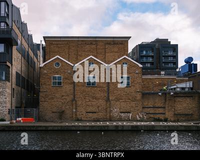 Vereinigtes Königreich, London, 11. Dezember 2024. Ein Schwarzweiß-Blick auf die Themse und den Westminster Pier, mit Booten, die unter bewölktem Winterhimmel angedockt werden. Stockfoto