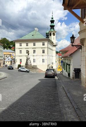 Historisches Rathaus, Radnica, mit barockem Uhrturm, Banská Štiavnica, Slowakei Stockfoto
