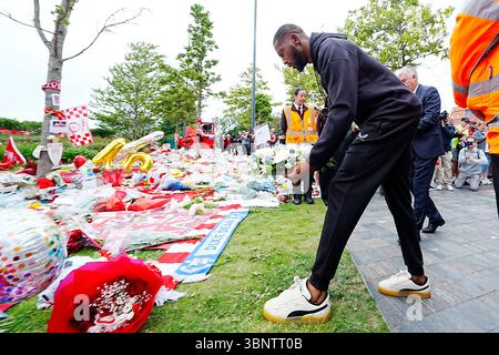 Die Everton-Spieler Beto und Youssef Chermiti sowie der ehemalige Spieler Ian Snodin zollten Tributes im Anfield Stadium, dem Heimstadion von Liverpool, in Erinnerung an Diogo Jota, der im Alter von 28 Jahren verstorben ist. Der portugiesische Stürmer starb zusammen mit seinem jüngeren Bruder Andre Silva bei einem Unfall in Zamora am Donnerstagmorgen. Bilddatum: Freitag, 4. Juli 2025. Stockfoto