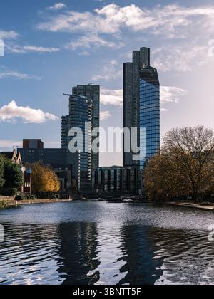 Vereinigtes Königreich, London, 08. Juli 2025. Am Regent’s Canal erheben sich hohe Türme und bilden eine beeindruckende Skyline über dem historischen Wasserweg in Isling Stockfoto