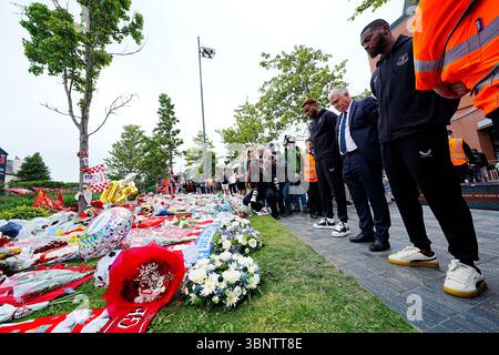 Die Everton-Spieler Beto und Youssef Chermiti sowie der ehemalige Spieler Ian Snodin feierten im Anfield Stadium, dem Heimstadion von Liverpool, eine Hommage an Diogo Jota, der im Alter von 28 Jahren verstorben ist. Der portugiesische Stürmer starb zusammen mit seinem jüngeren Bruder Andre Silva bei einem Unfall in Zamora am Donnerstagmorgen. Bilddatum: Freitag, 4. Juli 2025. Stockfoto