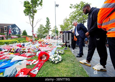 Die Everton-Spieler Beto und Youssef Chermiti sowie der ehemalige Spieler Ian Snodin feierten im Anfield Stadium, dem Heimstadion von Liverpool, eine Hommage an Diogo Jota, der im Alter von 28 Jahren verstorben ist. Der portugiesische Stürmer starb zusammen mit seinem jüngeren Bruder Andre Silva bei einem Unfall in Zamora am Donnerstagmorgen. Bilddatum: Freitag, 4. Juli 2025. Stockfoto