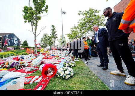 Die Everton-Spieler Beto und Youssef Chermiti sowie der ehemalige Spieler Ian Snodin feierten im Anfield Stadium, dem Heimstadion von Liverpool, eine Hommage an Diogo Jota, der im Alter von 28 Jahren verstorben ist. Der portugiesische Stürmer starb zusammen mit seinem jüngeren Bruder Andre Silva bei einem Unfall in Zamora am Donnerstagmorgen. Bilddatum: Freitag, 4. Juli 2025. Stockfoto