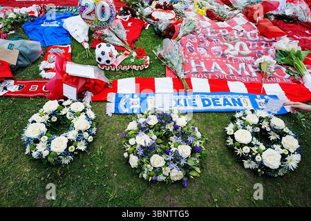 Kränze wurden von den Everton-Spielern Beto und Youssef Chermiti und dem ehemaligen Spieler Ian Snodin im Anfield Stadium, dem Heimstadion von Liverpool, zur Erinnerung an Diogo Jota gelegt, der im Alter von 28 Jahren gestorben ist. Der portugiesische Stürmer starb zusammen mit seinem jüngeren Bruder Andre Silva bei einem Unfall in Zamora am Donnerstagmorgen. Bilddatum: Freitag, 4. Juli 2025. Stockfoto