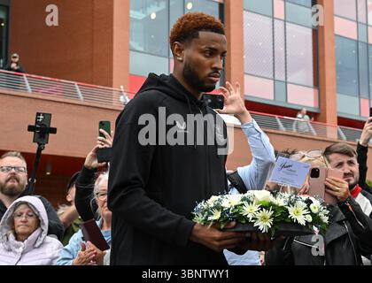 Liverpool, Großbritannien. Juli 2025. Everton-Spieler Youssef Chermiti feiert im Anfield Stadium, dem Heimstadion von Liverpool, eine Hommage an Diogo Jota, der im Alter von 28 Jahren verstorben ist. Der portugiesische Stürmer starb zusammen mit seinem jüngeren Bruder Andre Silva bei einem Unfall in Zamora am Donnerstagmorgen. Der Bildnachweis sollte lauten: Sportimage Credit: Sportimage Ltd/Alamy Live News Stockfoto