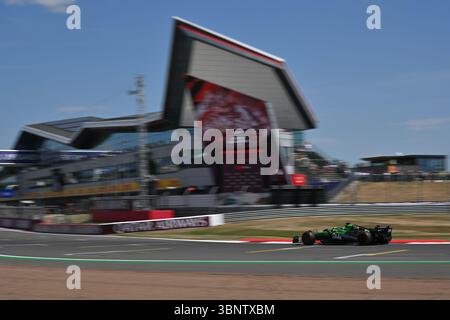 NORTHAMPTON, ENGLAND - 4. JULI: Nico Hulkenberg aus Deutschland fährt den (27) Kick sauber C44 Ferrari während des Trainings vor dem Formel 1 Grand Prix von Großbritannien auf dem Silverstone Circuit am 4. Juli 2024 in Northampton, England. (Foto: Vince Mignott/Alamy Live News) Stockfoto