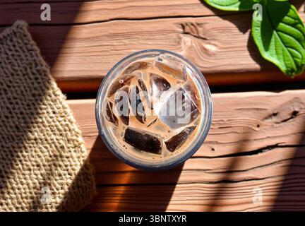 Eiskaffee auf einem rustikalen Holztisch Stockfoto