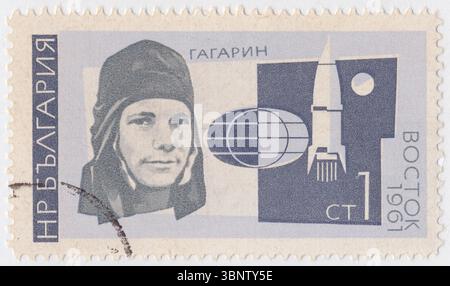 BULGARIEN — 29. September 1966: 1 stotinka-Schiefer und graue Briefmarke zur Darstellung sowjetischer Weltraumforschungen: Erster Mensch im Weltraum, Juri A. Gagarin, 12. April. Vostok 1. Der erste Raumflug des Wostok-Programms und der erste menschliche Raumflug in der Geschichte. Die Weltraumkapsel Vostok 3KA wurde am 12. April 1961 vom Kosmodrom Baikonur aus gestartet, mit dem sowjetischen Kosmonauten Juri Gagarin an Bord Stockfoto