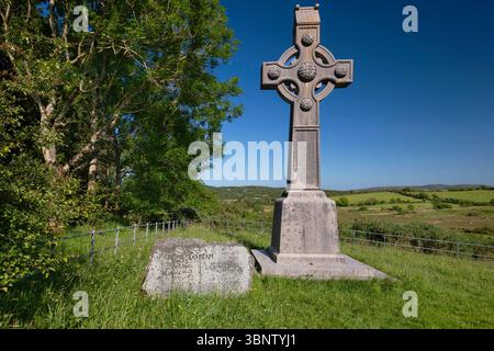 Republik Irland, County Donegal, Gartan, Steinkreuz am Geburtsort von Saint Colmcille im Jahre 521 n. Chr., errichtet von Cornelia Adair im Jahre 1911. Stockfoto