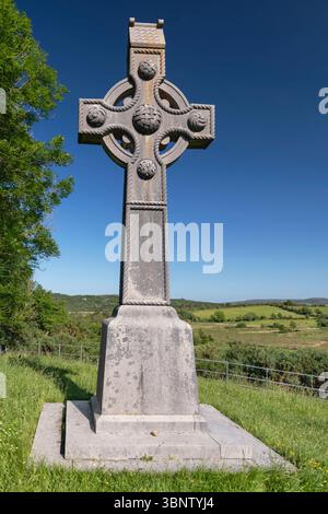 Republik Irland, County Donegal, Gartan, Steinkreuz am Geburtsort von Saint Colmcille im Jahre 521 n. Chr., errichtet von Cornelia Adair im Jahre 1911. Stockfoto