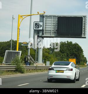 Kamera zur Überprüfung der Durchschnittsgeschwindigkeit und Countilever-Schild mit Matrix-Platine auf der Autobahn M27 Stockfoto