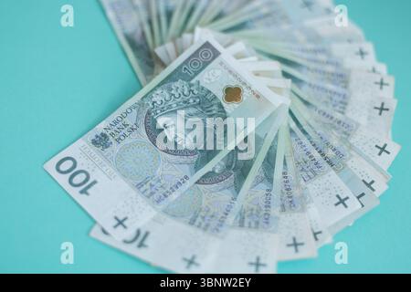 Polnische Währungswechsel werden in Einem Halbkreis auf Blau verteilt. Finanzieller Erfolg, Bankwesen, Budgetierung Oder Hintergrund Für Wirtschaftswachstum Stockfoto