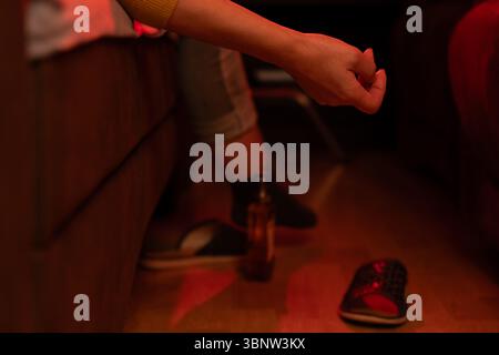 Alkoholismus. Alkoholkonsum. Eine Frau in Not und Depression trinkt Alkohol. Stockfoto