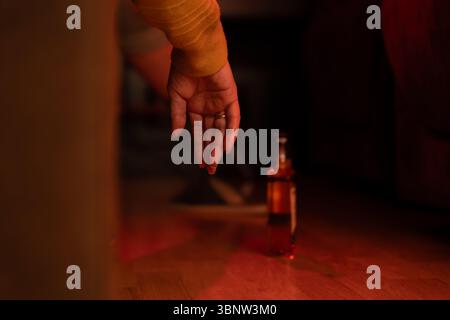 Alkoholismus. Alkoholkonsum. Eine Frau in Not und Depression trinkt Alkohol. Stockfoto
