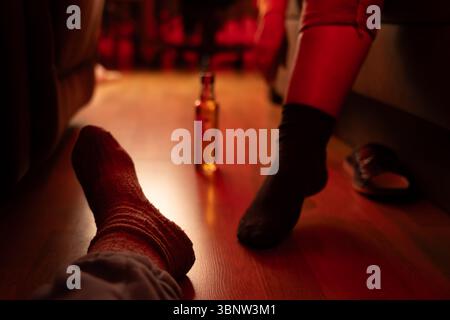 Alkoholismus. Alkoholkonsum. Eine Frau in Not und Depression trinkt Alkohol. Stockfoto