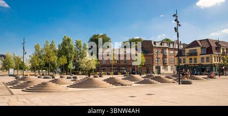 Stadtplatz mit einzigartigem Design Fontana Tolbod Pads Ensemble und Old Buildings on a Sunny Day, Aalborg, Dänemark, 15. Juli 2018 Stockfoto
