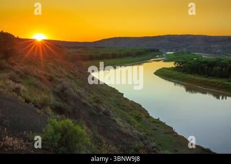 Sonnenuntergang über dem missouri River im charles m. russell National Wildlife Refuge oberhalb der fred robinson Bridge in der Nähe von Landusky, montana Stockfoto