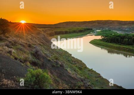 Sonnenuntergang über dem missouri River im charles m. russell National Wildlife Refuge oberhalb der fred robinson Bridge in der Nähe von Landusky, montana Stockfoto