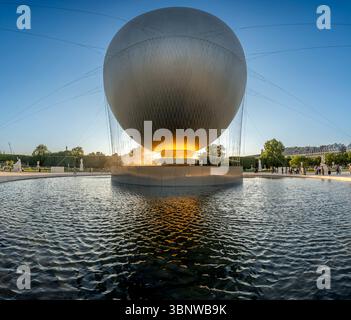 Paris, Frankreich - 07 03 2025: Panoramablick auf den Olympischen Kessel auf dem großen runden Becken mit Touristen und Statuen in Tuileries gard Stockfoto