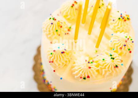 Abgewinkelte Tortenplatte mit brennenden Geburtstagskerzen Stockfoto