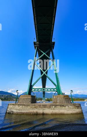 Pylon der Lions Gate Bridge überquert die ersten Schmale des Burrard Inlet vom Stanley Park in Richtung North Vancouver in British Columbia, Kanada. Stockfoto