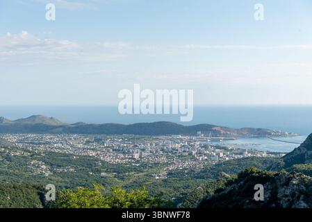 Blick auf das Panorama der Stadt Bar und der Adria in Montenegro aus der Höhe der Berge Stockfoto