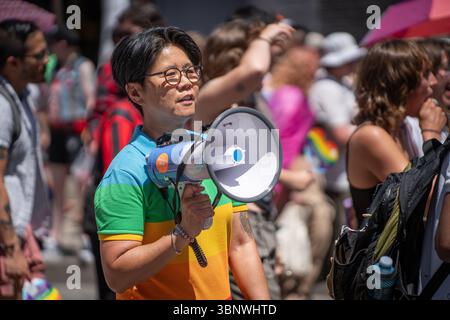 Der Ontario NDP MPP Kristyn Wong-Tam marschiert im Toronto Dyke March als Teil der Stolz-Festlichkeiten der Stadt am 28. Juni 2025. Stockfoto