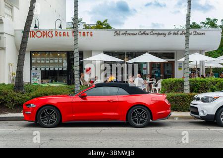 Ein roter Sportwagen vor einem Kaffee, 5th Avenue, Naples, Collier County, Florida, USA Stockfoto