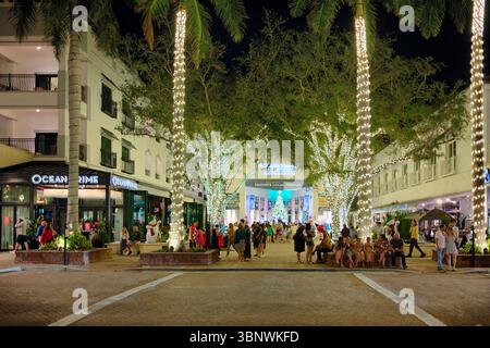 Christmas Street Lights und Festlichkeiten auf der 4th Avenue im Sudgen Community Theatre, Naples, Collier County, Florida, USA Stockfoto