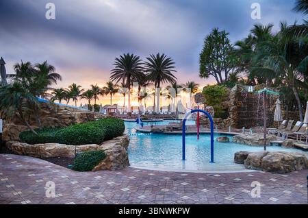 Die Sonne untergeht über der Golfküste im RWJ Marriot Resort, Pools, Marco Island, Collier County, Florida, USA Stockfoto