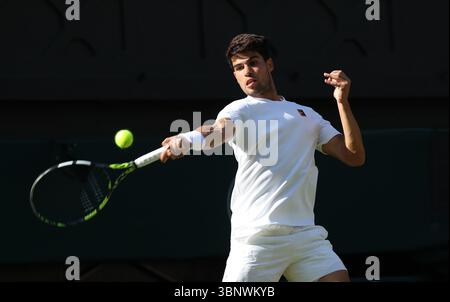 London, Großbritannien. Juli 2025. Der Spanier Carlos Alcaraz spielt am fünften Tag der Wimbledon-Meisterschaft 2025 in London am Freitag, den 4. Juli 2025 in seiner dritten Runde gegen den Deutschen Jan-Lennard Struff. Foto: Hugo Philpott/UPI Credit: UPI/Alamy Live News Stockfoto