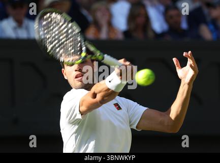 London, Großbritannien. Juli 2025. Der Spanier Carlos Alcaraz spielt am fünften Tag der Wimbledon-Meisterschaft 2025 in London am Freitag, den 4. Juli 2025 in seiner dritten Runde gegen den Deutschen Jan-Lennard Struff. Foto: Hugo Philpott/UPI Credit: UPI/Alamy Live News Stockfoto