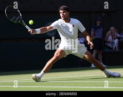 London, Großbritannien. Juli 2025. Der Spanier Carlos Alcaraz spielt am fünften Tag der Wimbledon-Meisterschaft 2025 in London am Freitag, den 4. Juli 2025 in seiner dritten Runde gegen den Deutschen Jan-Lennard Struff. Foto: Hugo Philpott/UPI Credit: UPI/Alamy Live News Stockfoto