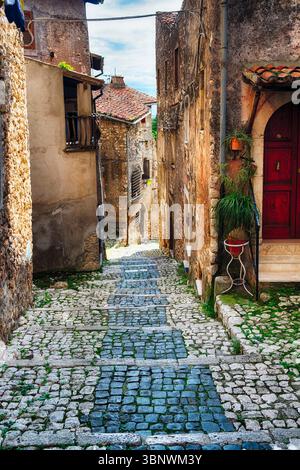 Hochwinkel-Blick auf eine Kopfsteinpflasterstraße auf dem Hügel in Sermoneta, Latium, Italien Stockfoto
