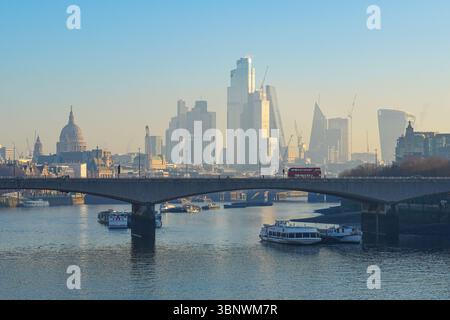 Die City of London Wolkenkratzer an einem nebeligen Morgen mit der Waterloo Bridge über die Themse im Vordergrund, London England Großbritannien Stockfoto