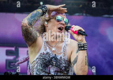 Michael Starr von Steel Panther tritt live bei Tons of Rock 2025 auf Stockfoto