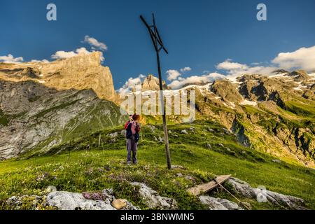Sepp Zurfluh übernahm 1970 die Hobiel Alp von seinem Vater. Er hat bereits 69 Sommer hier verbracht. Am Abend ruft er den Alpsegen, auch Betruf genannt, in allen vier Richtungen zum umfassenden Schutz vor Gefahren auf. Abendritual in der alpinen Landschaft auf der Hobiel-Alp bei Engelberg, Schweiz. Das älteste Familienmitglied führt den traditionellen Gebetsruf vor allen Anwesenden aus. Diese Tradition zeigt die Kombination von tiefer Frömmigkeit und der beeindruckenden Natur der Schweizer Alpen. Hobiel, Engelberg, Uri, Schweiz Stockfoto