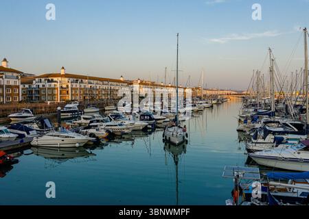 Boote, Yachten und Segelboote in Brighton Marina, East Sussex England Großbritannien Stockfoto