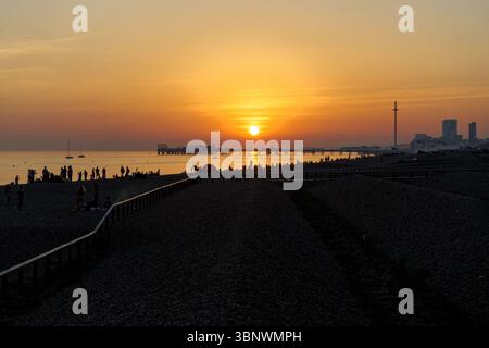Brighton Beach und Strand bei Sonnenuntergang, East Sussex England Großbritannien Stockfoto