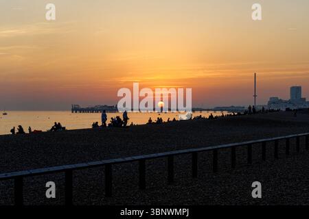 Brighton Beach und Strand bei Sonnenuntergang, East Sussex England Großbritannien Stockfoto