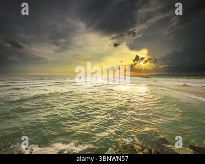 Sunset Mexico Beach am Canal Parkway mit Blick nach Westen in Richtung Golf von Mexiko – unberührter weißer Sand, ruhige Brandung und endloser Küstenhorizont. Stockfoto