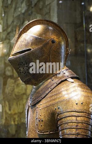 Royal Armour Kollektion im Waffenlager im Tower of London, London, England, Großbritannien Stockfoto