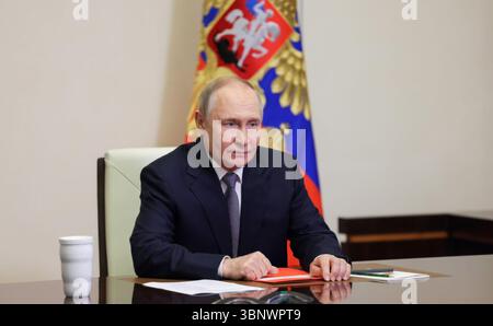 Novo-Ogaryovo, Russland. Juli 2025. Russischer Präsident Wladimir Putin, während einer Videokonferenz mit den ständigen Mitgliedern des Sicherheitsrats in der offiziellen Residenz von Novo-Ogaryowo am 4. Juli 2025 in Novo-Ogaryowo, Oblast Moskau, Russland. Quelle: Aleksey Babushkin/Kreml Pool/Alamy Live News Stockfoto
