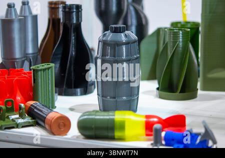 Granatkörper und Schaftstabilisator, gedruckt auf 3D-Drucker aus geschmolzenem Kunststoff. Kunststoffgranate auf 3D-Drucker erstellt. Prototyp der Munition, gedruckt auf 3D-Drucker. Innovativer 3D-Druck. Innovation Stockfoto